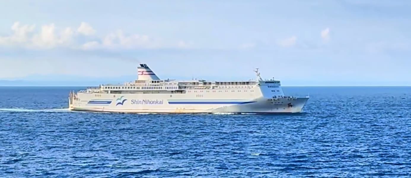 日本海フェリーのシニア割引の55割引で苫小牧東港から秋田港までらいらっくの乗船についてとデラックスAツインの部屋について、レストランメニューで夕食にお勧めしたい刺身定食についての旅行記レビューブログです