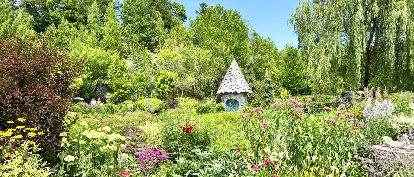 北海道の旭川市にある北海道ガーデンのひとつのイングリッシュガーデンの上野ファームの花が見頃の夏の様子と観光の所要時間とアクセスとショップについての旅行記レビューブログです